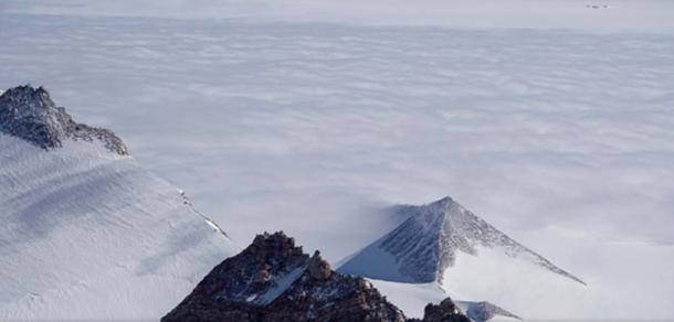 Pirámide en la Antártida