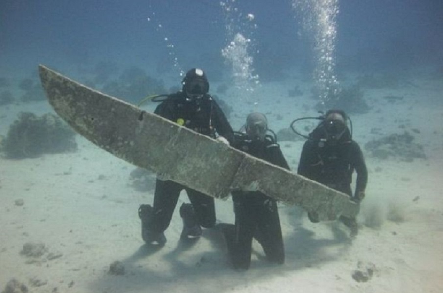 Cuchillo gigante descubierto bajo el agua